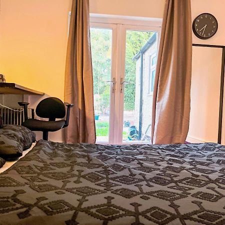 Wolves Living Bed and Breakfast Bushbury Esterno foto