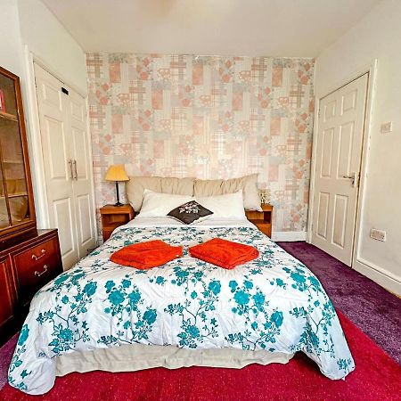Wolves Living Bed and Breakfast Bushbury Esterno foto