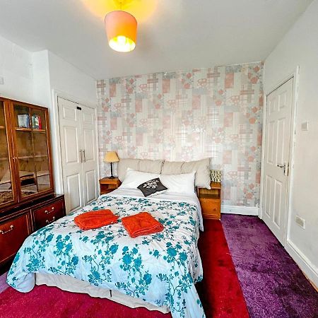 Wolves Living Bed and Breakfast Bushbury Esterno foto
