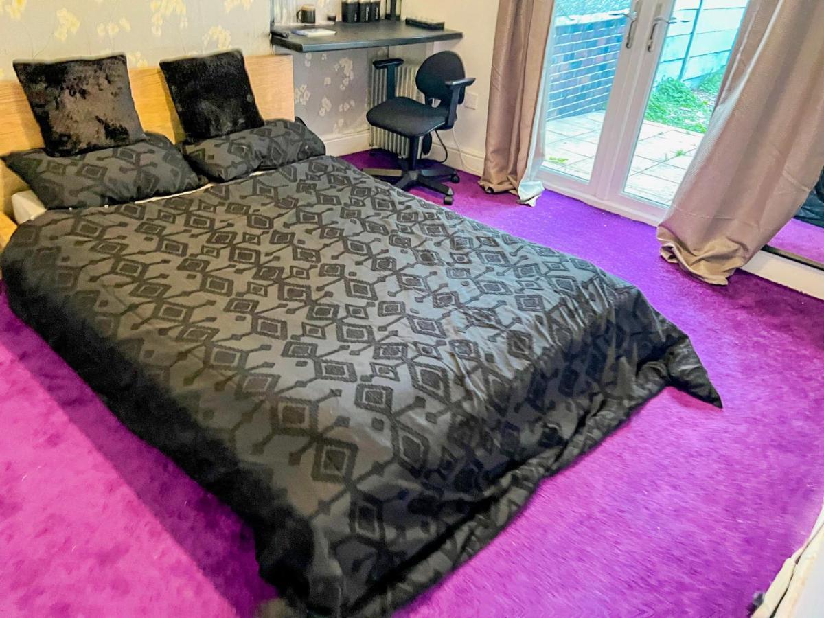 Wolves Living Bed and Breakfast Bushbury Esterno foto