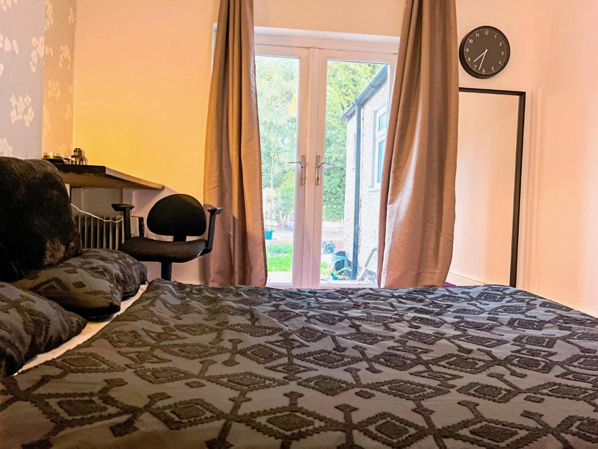 Wolves Living Bed and Breakfast Bushbury Esterno foto