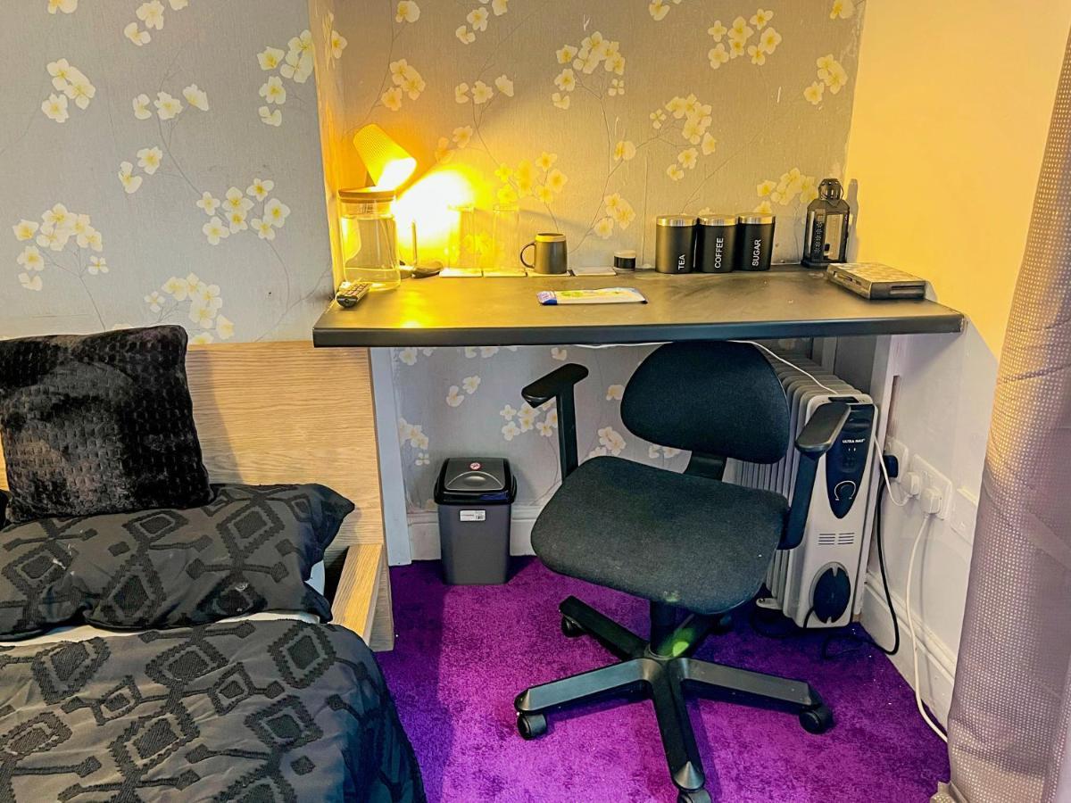Wolves Living Bed and Breakfast Bushbury Esterno foto