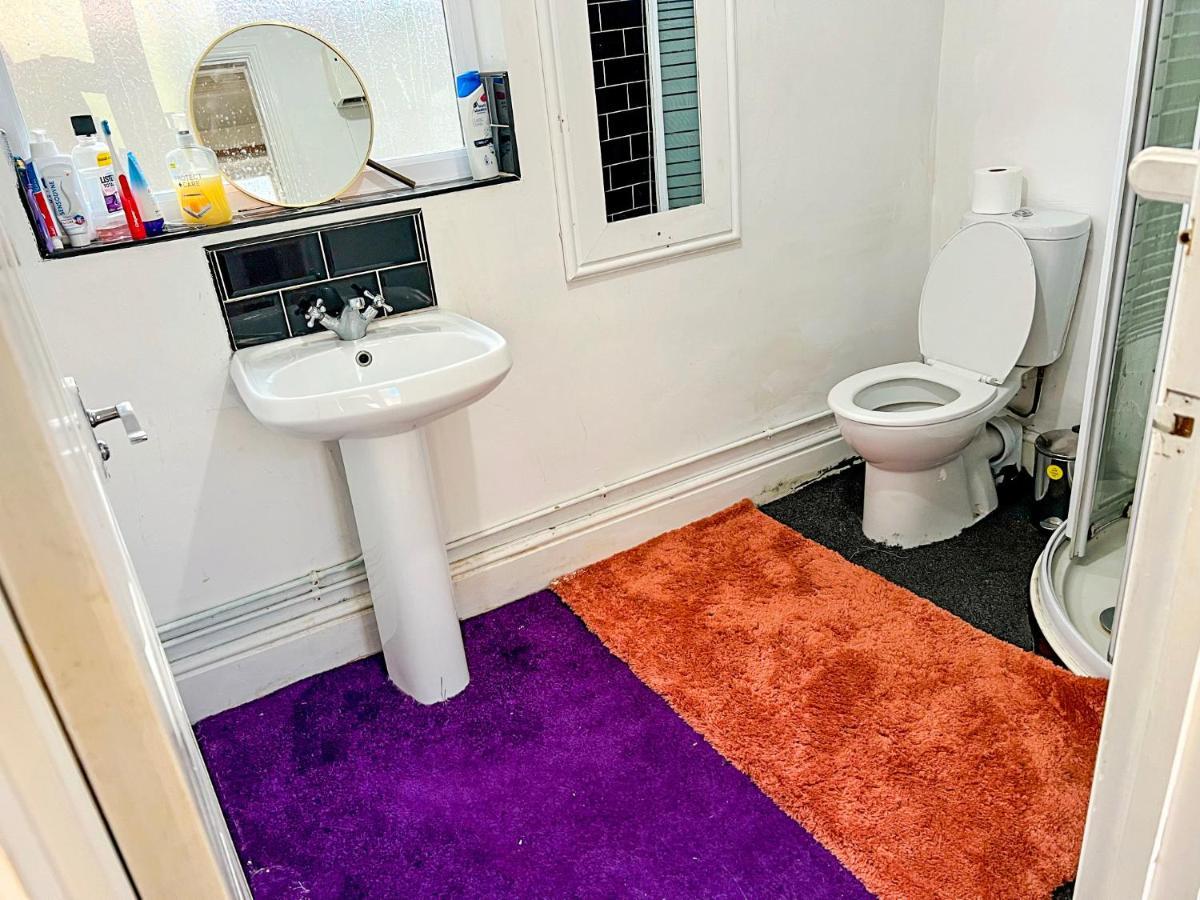 Wolves Living Bed and Breakfast Bushbury Esterno foto