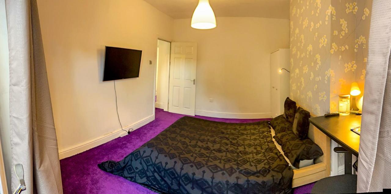 Wolves Living Bed and Breakfast Bushbury Esterno foto