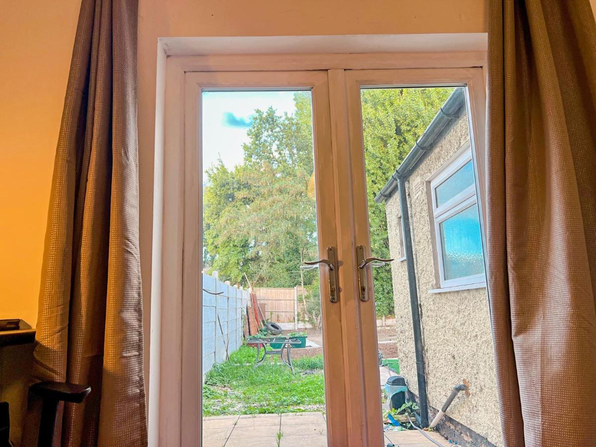 Wolves Living Bed and Breakfast Bushbury Esterno foto