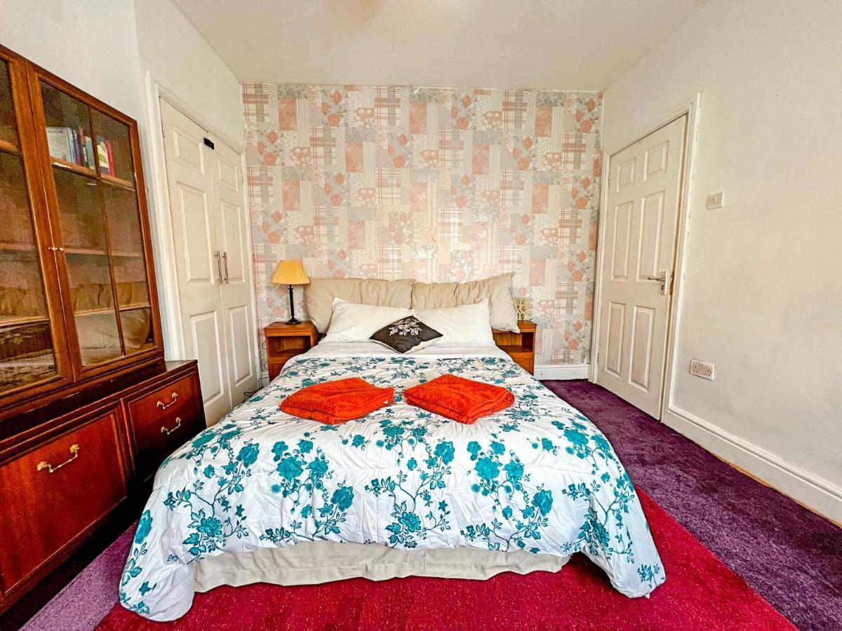 Wolves Living Bed and Breakfast Bushbury Esterno foto