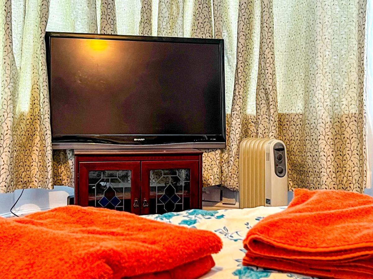Wolves Living Bed and Breakfast Bushbury Esterno foto